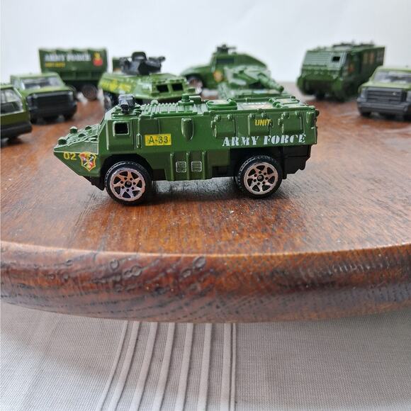 Lot of 9 Military Army Diecast 1:64 Toy Cars Trucks Tank Unbranded - Picture 2 of 10